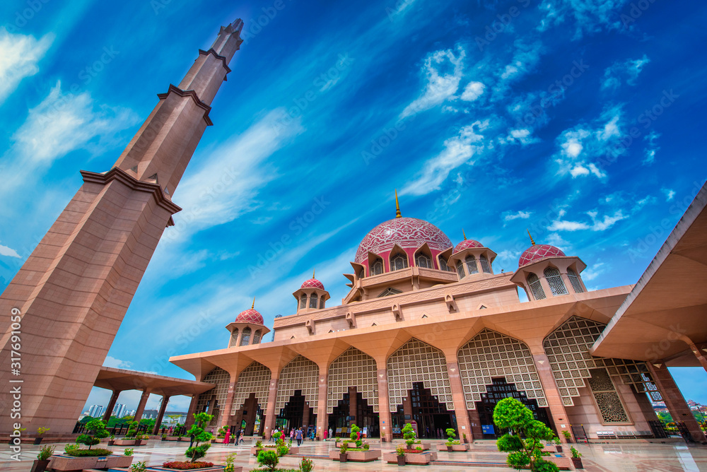Fototapeta premium Putra Mosque (Masjid Putra) at daytime in Putrajaya, Malaysia.