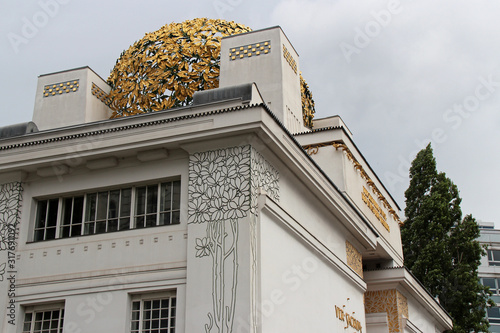 Bild auf Leinwand art nouveau building (secession palace) in vienna (austria)