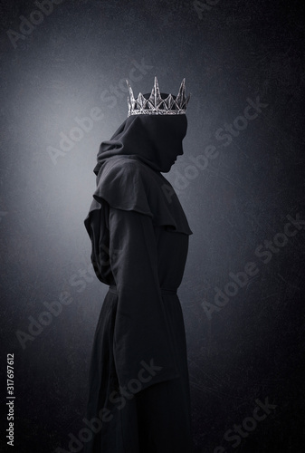 Foto Ghost of a queen or king in the dark