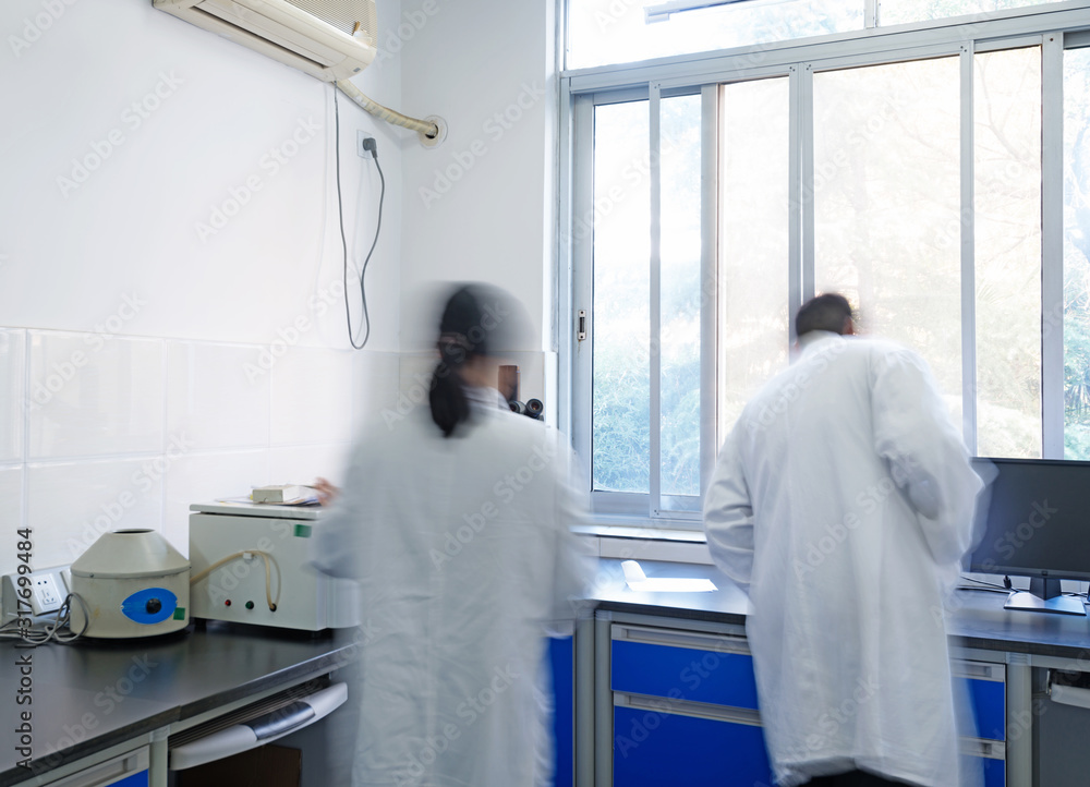 Obraz premium young researcher works in chemistry laboratory