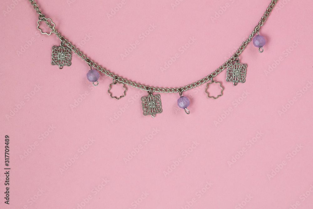Schmuck auf pinken Hintergrund mit Platz für Text Schmuck auf pinken Hintergrund mit Platz für Text