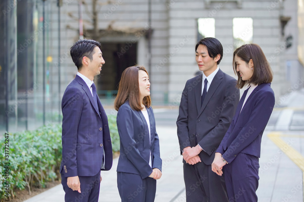 ビジネスシーン・4人チーム・談笑