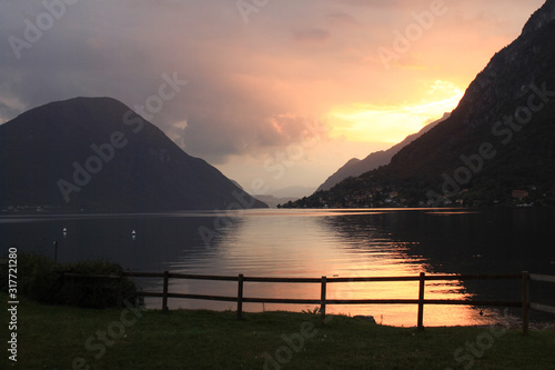 Tableau sur toile Abendrot über dem Luganer See; Blick vom Lido in Porlezza