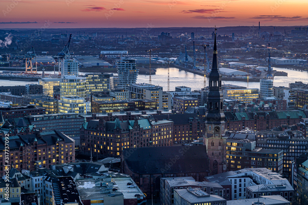Fototapeta premium Hamburgs Speicherstadt von oben in der Abenddämmerung