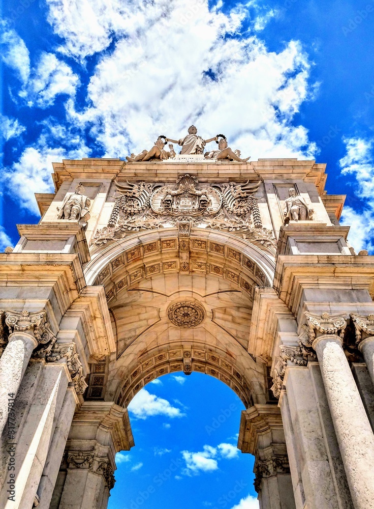 Obraz premium ancient historic monument under blue sky