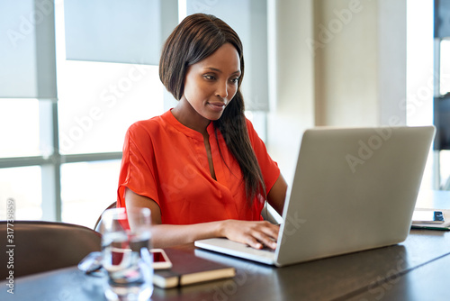 Fotografía Focused on getting her work done in the office