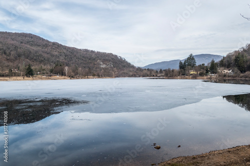 Fototapeta Naklejka Na Ścianę i Meble -  Ghirla lake frozen