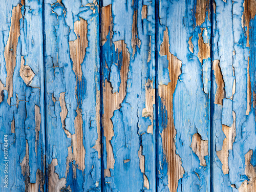 blaue Holzwand mit alter Farbe