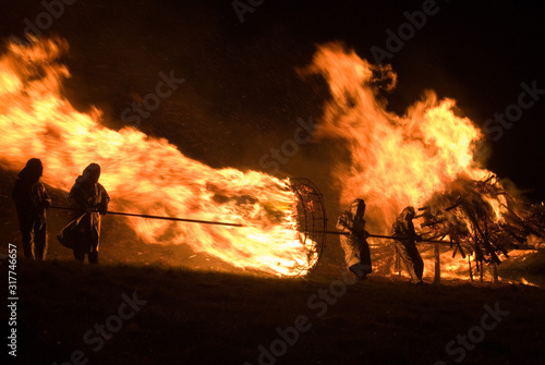 Feuerrad und Fastnachstfeuer im vorderen Odenwald, Symbol für Fruchtbarkeit und Winter Vertreibung