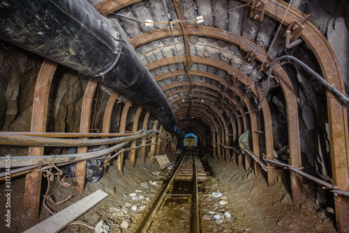 Fotografi Gold mine underground tunnel steel arch timbering lining