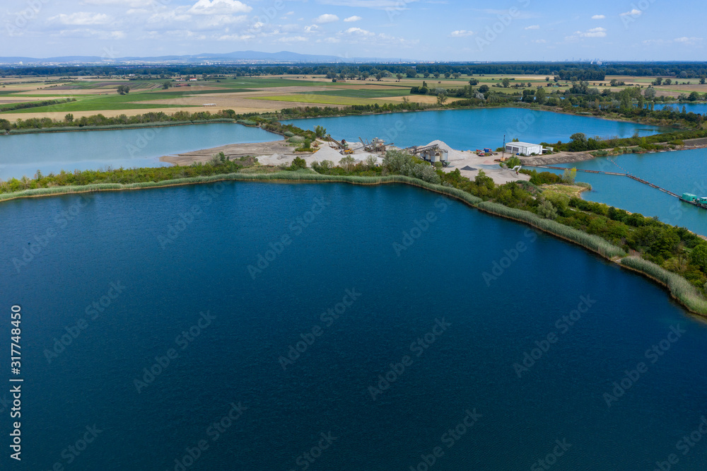 Blick auf eine Baggersee im Hessischen Ried/Deutschland