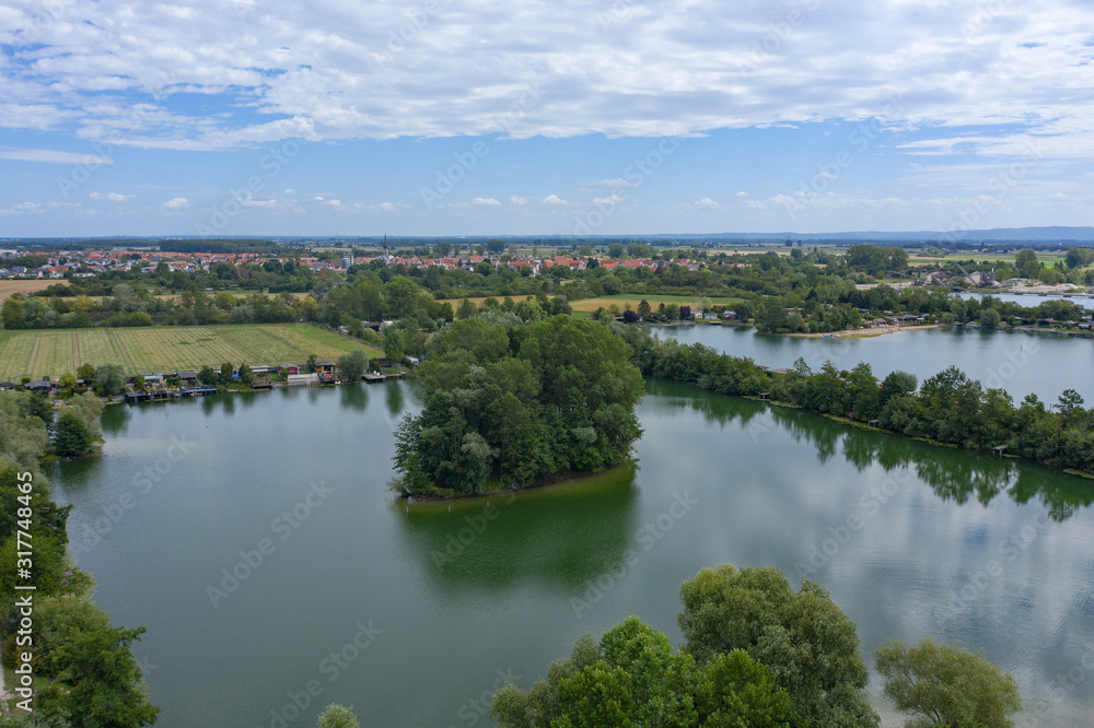 Blick auf eine kleine Insel in einem Baggersee im Hessischen Ried/Deutschland