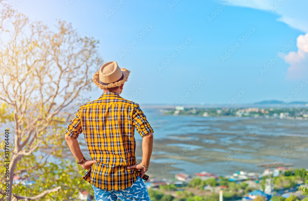 Fototapeta premium Happy man stand on cliff and enjoying Travel mountain .concept vacations, Holidays.