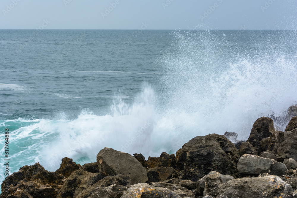 Felsenküste mit Brandung  und Horizont bei Cascais