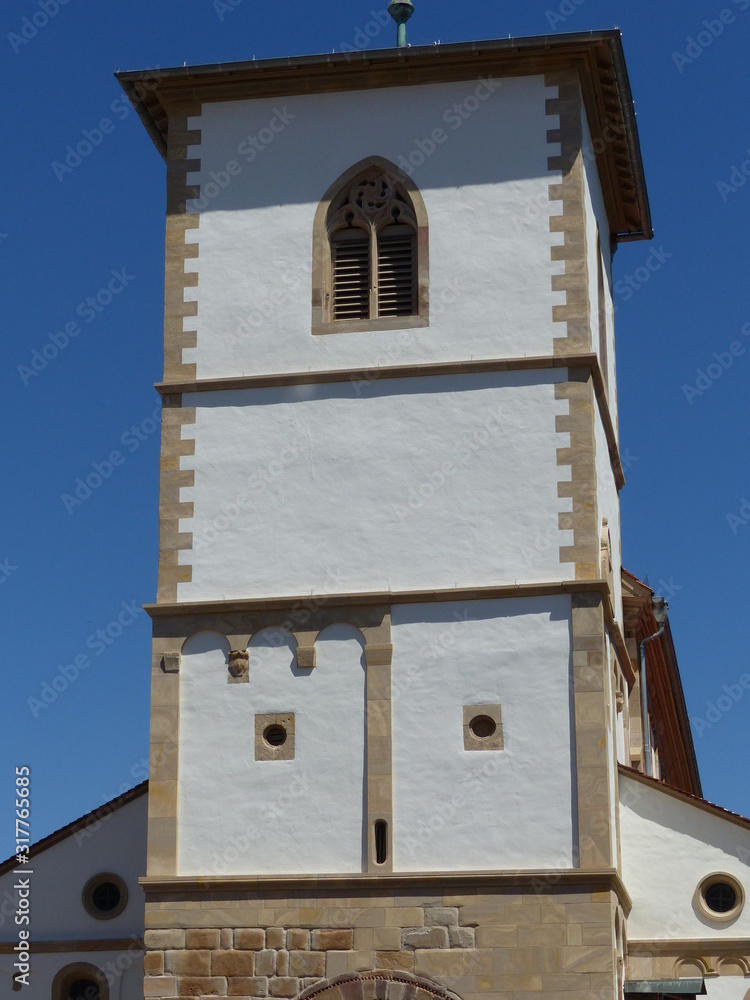 Kirchturm von vorne  der Sankt-Lambert-Basilika in Bechtheim / Rheinhessen