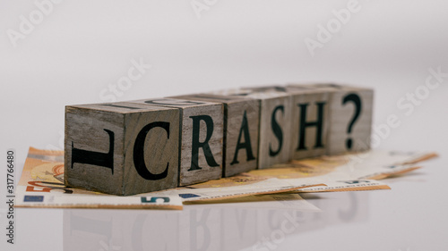 Crash Buchstaben auf Euro Banknoten Finanzkrise photo