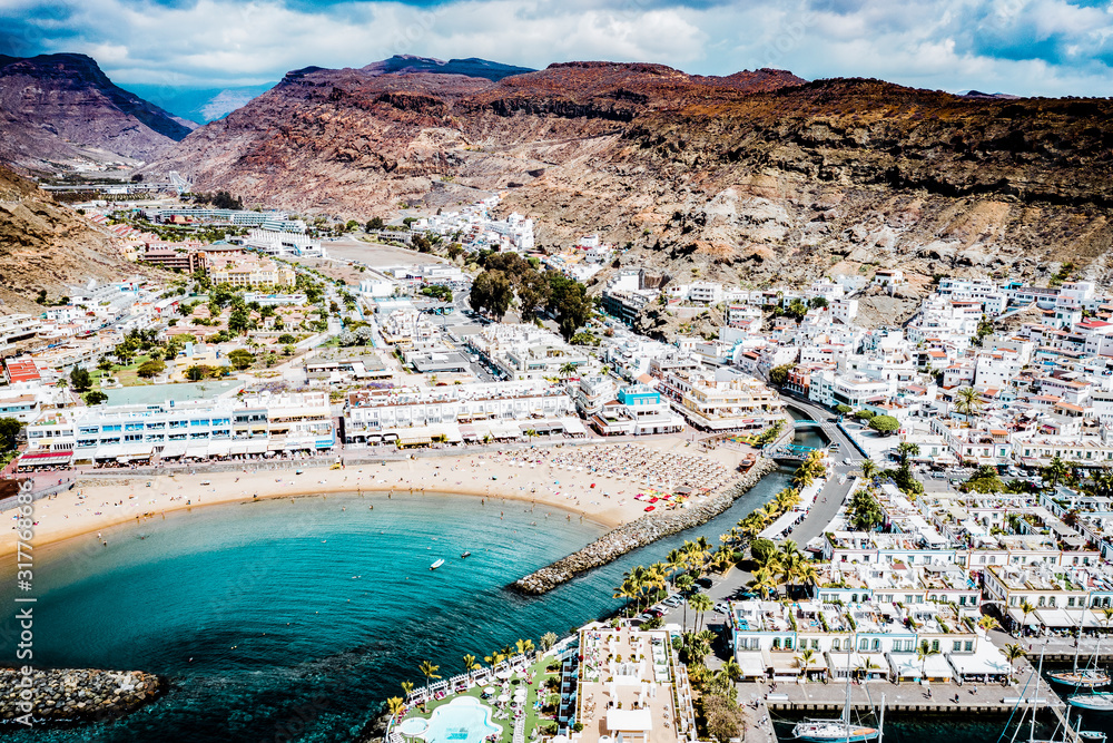 Naklejka premium Summer aerial photo of beach with ocean and free space for your decoration. 