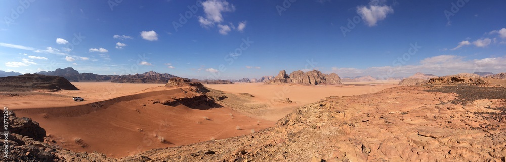 Vista panorámica del desierto de Wadi Rum, Jordania Vista panorámica del desierto de Wadi Rum, Jordania