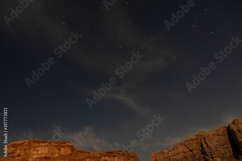 Cielo nocturno con estrellas en el desierto de Wadi Rum  Jordania