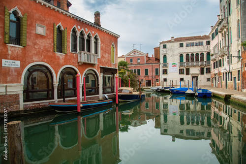 Fototapeta Naklejka Na Ścianę i Meble -  A beautiful photo of the canals of Venice through which gondolas walk and carry tourists