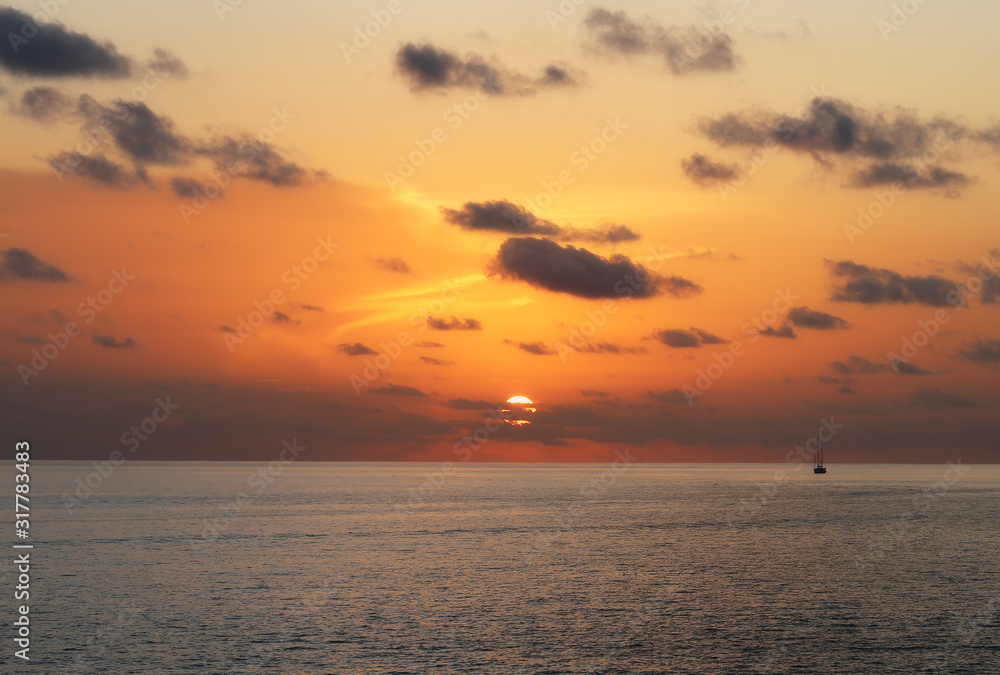 Barca a vela e tramonto