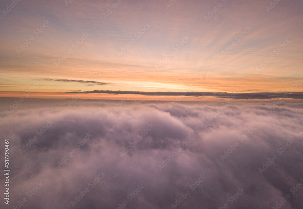 Über dem Nebel