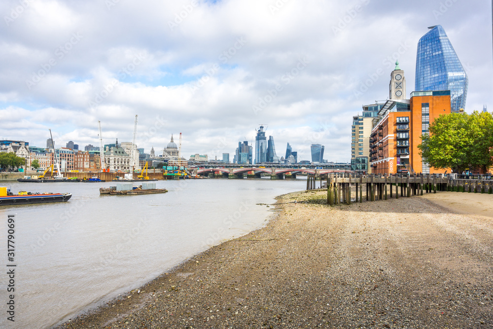 Fototapeta premium London, panoramic view over Thames river with London skyline on a sunny day