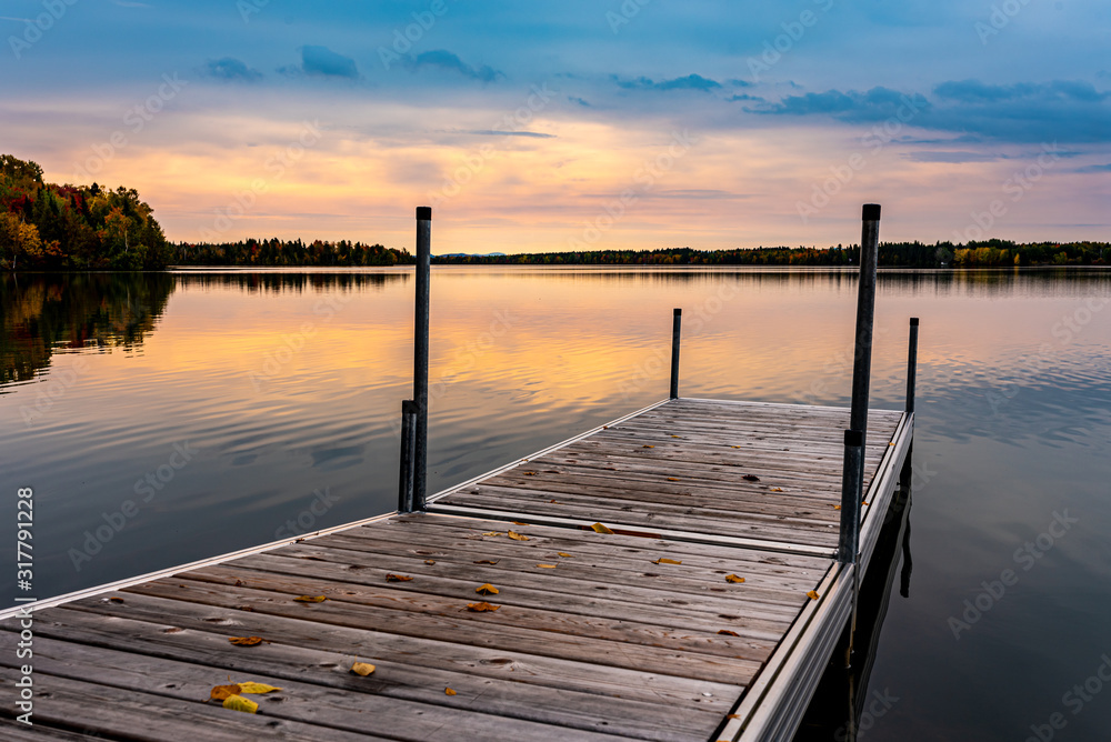 Obraz premium Spokojny poranek w domku z widokiem na nabrzeże