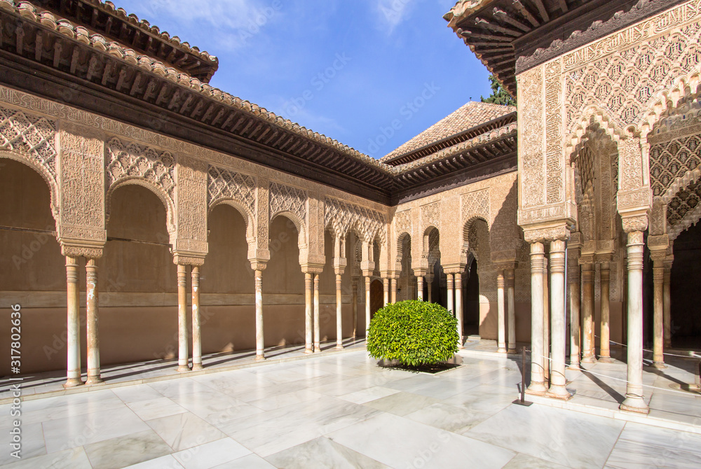 Fototapeta premium Courtyard of the Lions in the Alhambra Granada, Spain