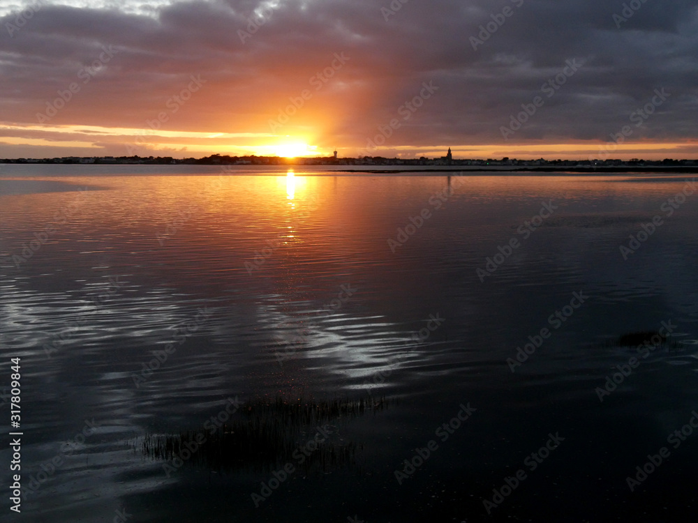 coucher de soleil dans les marais salants 