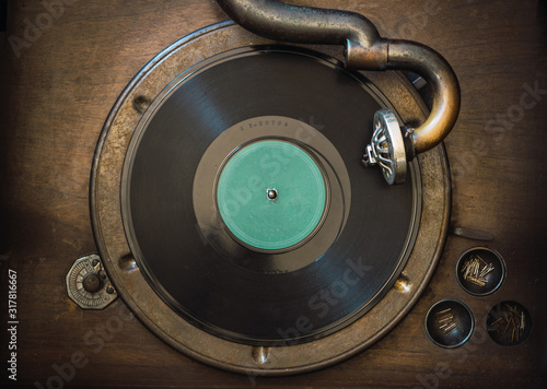 1920's old manual vinyl record player with disc