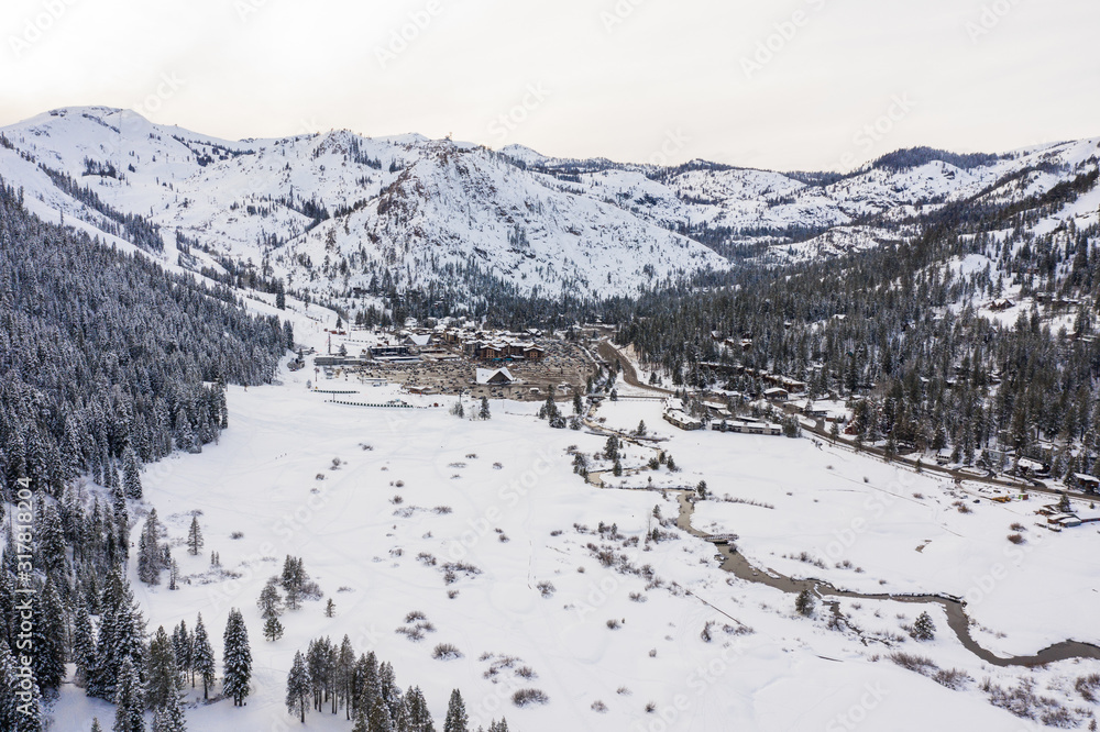 Vue aérienne de la station de ski Alpine Meadows, à Squaw Valley