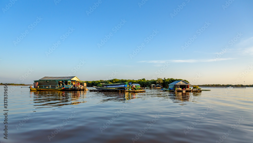 Obraz premium The Floating Village of Kampong Khleang on Tonle Sap Lake at Siem Reap Cambodia During Sunset