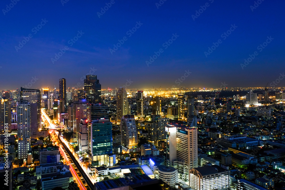 Fototapeta premium Photos of the city's prosperity and beautiful high-rise buildings. In the evening