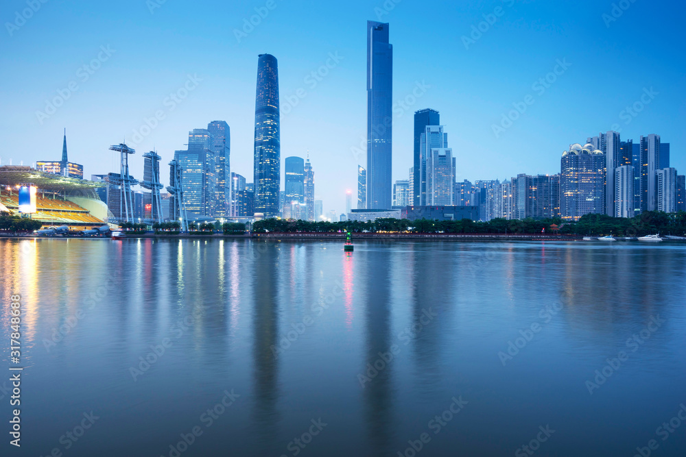 Naklejka premium nocna panorama i nowoczesny pejzaż w guangzhou nad rzeką