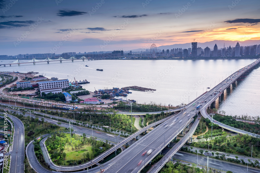 Obraz premium shanghai interchange overpass and elevated road in nightfall