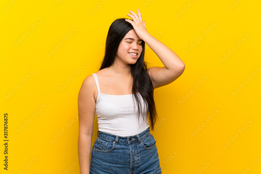 Obraz premium Young teenager Asian girl over isolated yellow background has realized something and intending the solution