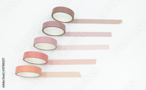 Foto Close up top view of paper masking tape in set of pink arranging in a row and taping on board