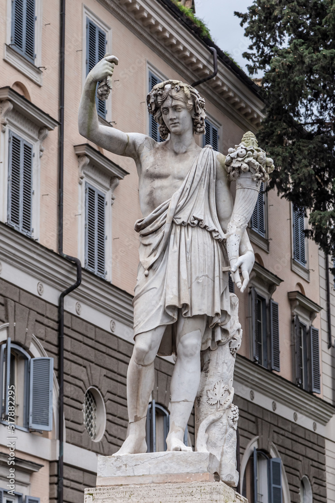 Statues în People's Square ( Piazza del Popolo ) , in Rome, Italy Statues în People's Square ( Piazza del Popolo ) , in Rome, Italy