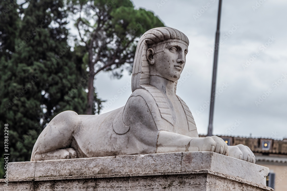 Sphinx statue în People's Square ( Piazza del Popolo ) ,  in  Rome, Italy