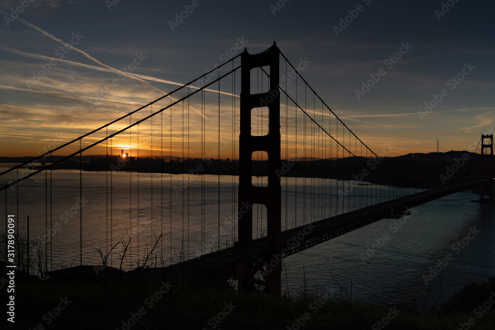Fototapeta premium Epic Sunrise at Golden Gate Bridge