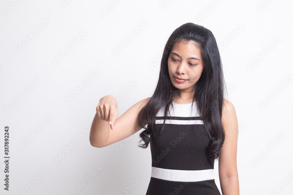 Obraz premium Beautiful young Asian woman point down to blank space.