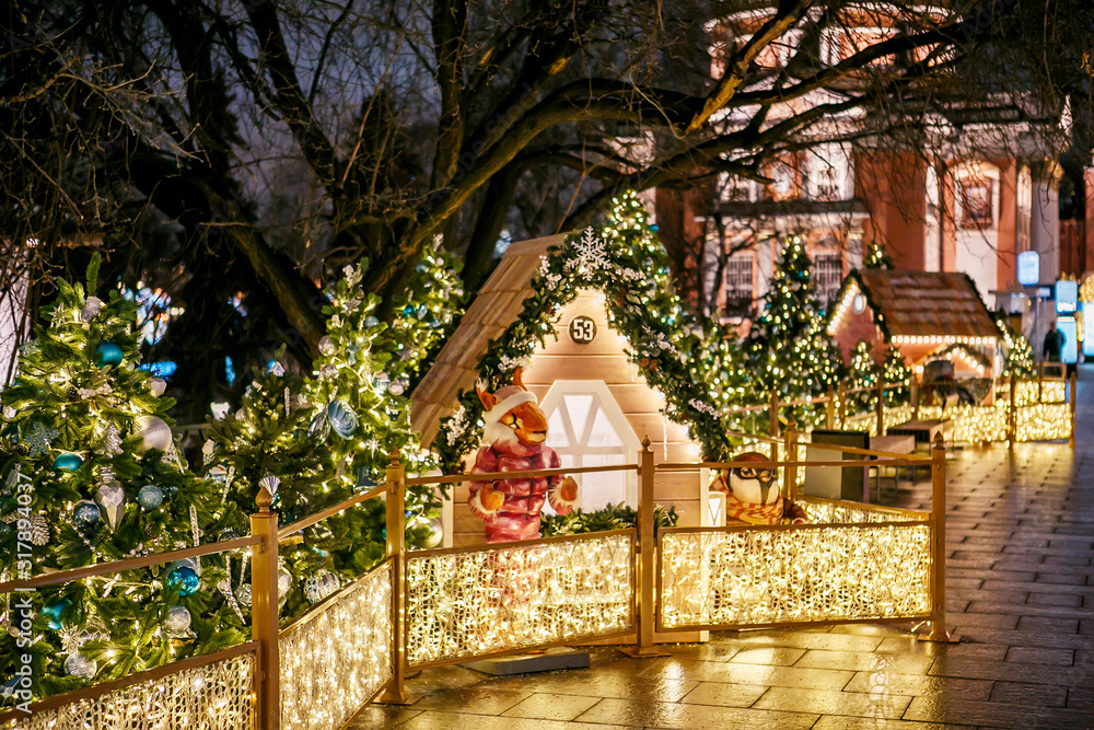 Fototapeta premium Moscow, Russia, Varvarka street. Christmas decor and illumination at night