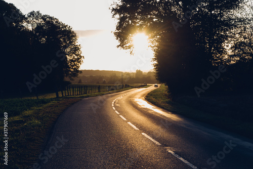 soleil éblouissant sur une route