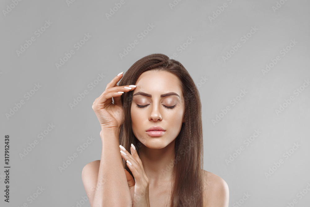 Fototapeta premium Piękna kobieta z paznokci francuski manicure, koncepcja pielęgnacji skóry, piękna skóra. Portret kobiece dłonie z paznokci manicure. Pielęgnacja dłoni i paznokci oraz kosmetyków