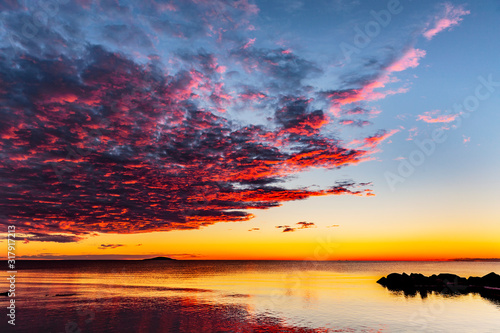 Sonnenuntergang und Wolkenhimmel am Meer