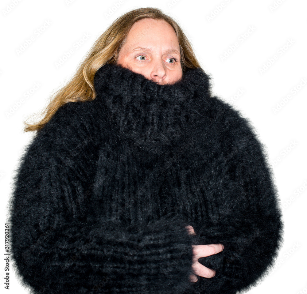 Model hat ein Angora Pullover vor einem weißen Hintergrund als Composing Material an Model hat ein Angora Pullover vor einem weißen Hintergrund als Composing Material an