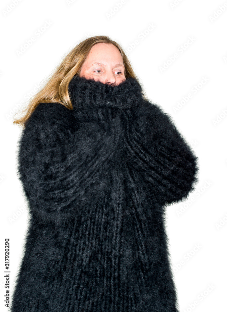 Model hat ein Angora Pullover vor einem weißen Hintergrund als Composing Material an Model hat ein Angora Pullover vor einem weißen Hintergrund als Composing Material an