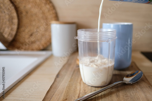 Frau macht sich ein Protein Shake nach fitness