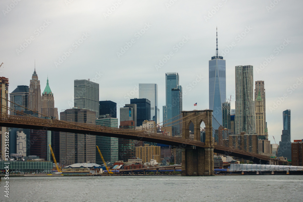 Fototapeta premium Ludzie chodzą na Brooklyn Bridge w ciągu dnia